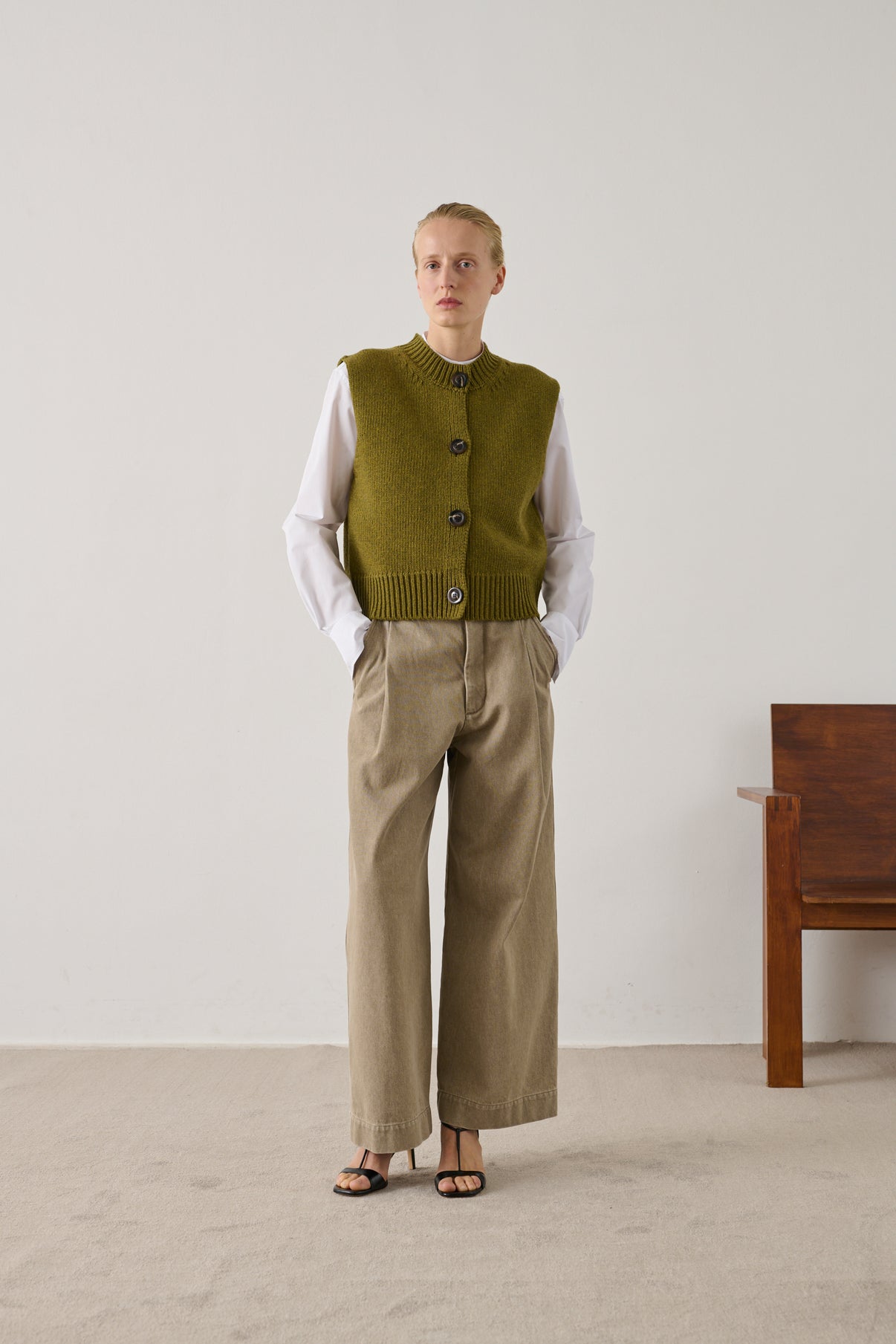 Soeur Ivana Sleeveless Wool Women Cardigan - Vert Olive Soeur Ivana Sleeveless Wool Women Cardigan - Vert Olive